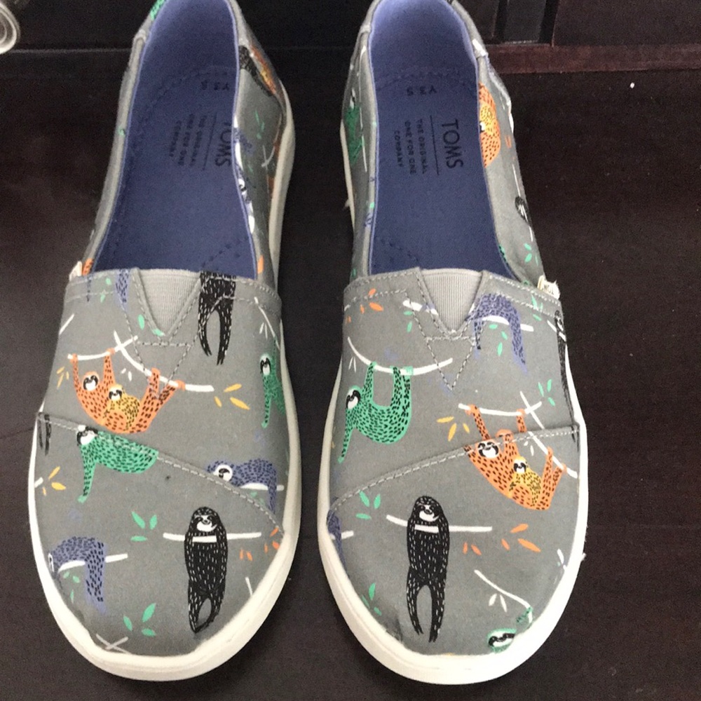 Toms sloth slip on’s sz 3.5Y nwt